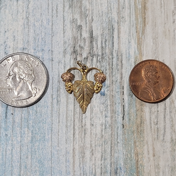 Vintage 10K Grape Vine Pendant. - Picture 5 of 7